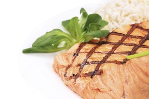 El salmón es un pescado sano.