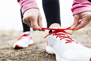 Usar los zapatos erróneos puede causar dolor en tu rodilla.