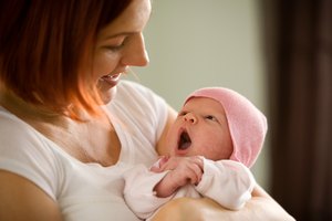 Las mamás que amamantan deberían beber muchos líquidos para aumentar su suministro de leche materna.