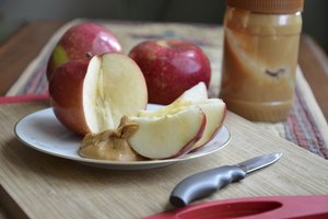 Tajadas de manzana y mantequilla de maní.