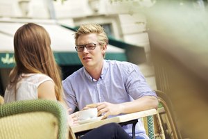 Una pareja tiene una seria conversación en un café.