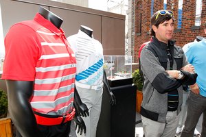 Bubba Watson es viste a rayas, una impresión común en la calle.