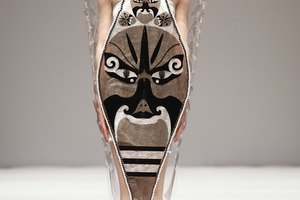 La colección de la Universidad Minzu de China formó parte de la Semana de la Moda de China en Beijing.