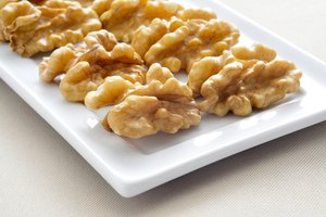 Nueces (walnuts) sin cáscara en un plato.