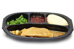 Evitar alimentos ricos en sal como cenas congeladas.