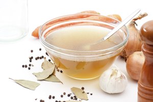 El caldo es un alimento básico en la dieta líquida.