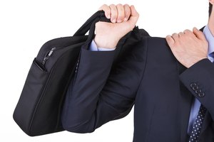 Los bolsos pesados pueden causar dolor en el cuello y en la espalda.