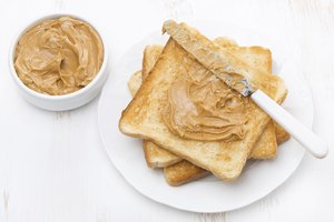 La mantequilla de maní es una buena fuente de proteínas.
