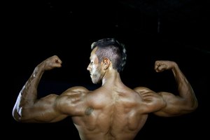 Los bíceps abultados son la excusa perfecta para no usar camisa.