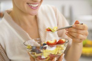 Reduce tu consumo de calorías y come mucha fruta y verduras.