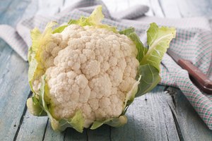 Coliflor sobre una mesa de madera.