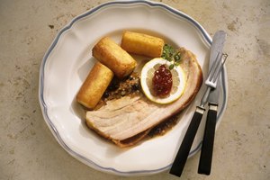 El lomo de cerdo se cocina lo suficientemente rápido a través de un horno de convección para permanecer tierno y jugoso.
