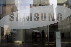 Debes instalar adecuadamente la tarjeta microSD en tu celular.
