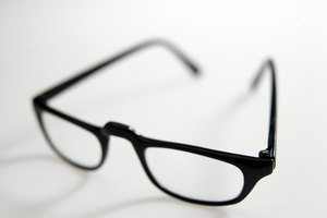 Si tu hijo no encuentra tramas que le gusten por el optometrista, haz una búsqueda en línea para encontrar estilos que se ajusten a su personalidad.