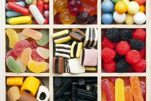 Caja llena con diferentes tipos de dulces.