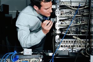Los cables de fibra óptica transmiten datos más rápidamente que los cables de cobre.