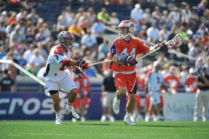 Jordan Hall de los Hamilton Nationals usa su izquierda frente a los Boston Cannons.