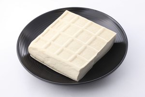 El tofu es una buena fuente de proteínas para los veganos.