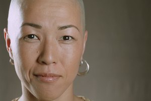 Hombres y mujeres de todas las edades se están afeitando las cabezas para generar conciencia para una cura del cáncer.