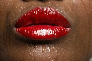 Selecciona el lápiz o brillo labial del color de tu elección y aplícalo a los labios.