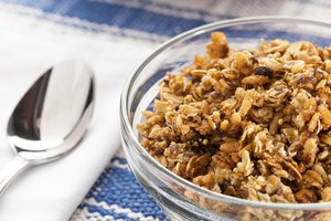 Tazón de granola integral y nueces.