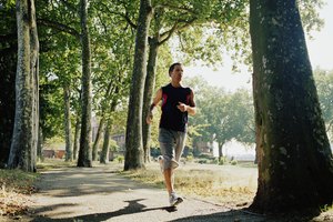 Un pareja corriendo en el parque durante el invierno.