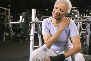 El dolor de hombro puede ocurrir después del entrenamiento debido a un exceso de uso o uso incorrecto cuando se levanta peso.