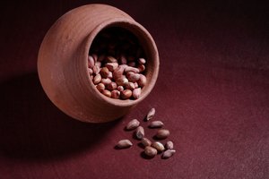 Una porción de 2 cucharadas de mantequilla de maní contiene 7 gramos de proteína.