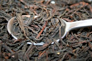 Vista en detalle de las hojas de té de Assam.