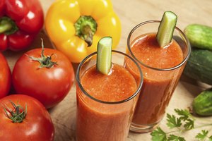 Dos vasos con jugo de tomate.