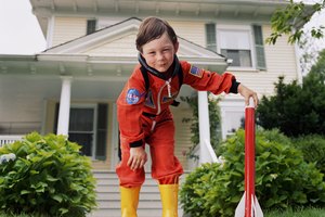 Busca un traje de astronauta para ayudar a tu hijo con sus exploraciones imaginarias.