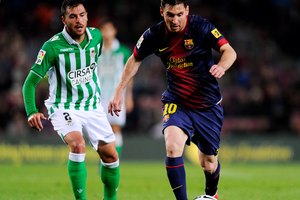 Lionel Messi de Barcelona escoge sus huecos para atacar.