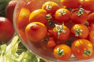 Tomates en remojo dentro de un recipiente con agua y peróxido de hidrógeno