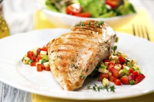 Pollo asado con verduras.