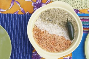 Arroz integral crudo en un tazón.