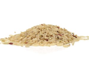El arroz integral jazmín es más alto en fibra dietética que su contraparte blanca.