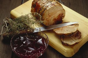 Rebana o desmenuza un asado de cerdo, dependiendo de tu propósito.
