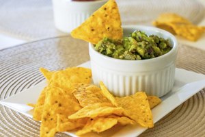 Chips de tortilla con guacamole.