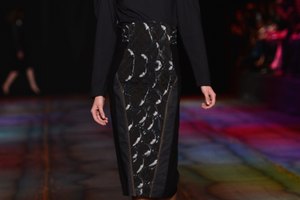 La Semana de la Moda en Moscú de otoño/invierno 2013 muestra una blusa con hombreras fuertes junto con una falda simple.