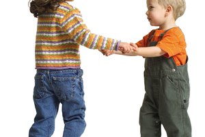 Ponle música alegre, agradable para los chicos y baila con tu niño pequeño.