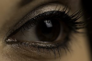 Considera los pros y los contras antes de ponerte cejas permanentes.