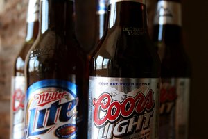 Si deseas bajar tu ingesta de calorías, considera cambiar a cervezas ligeras o