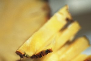 Como bocadillo para después del ejercicio, la piña es ideal. La enzima bromelina presente en esta fruta ayuda a aliviar los dolores musculares.
