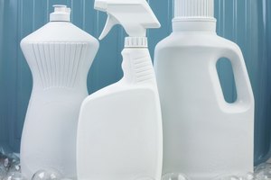Los limpiadores domésticos comunes contienen químicos peligrosos.