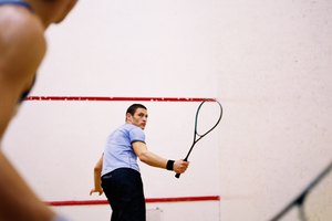 Las raquetas que se utilizan para el squash son más largas, similar en longitud a las de tenis.