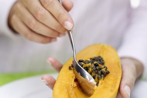 Puedes preparar una máscara facial casera de papaya.