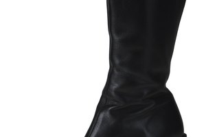 Ablanda botas de cuero nuevas gradualmente.