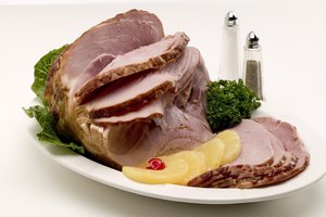 Selecciona un corte magro de carne de res o de pechuga de pollo sin piel, las cuales son de bajo contenido en grasas saturadas.