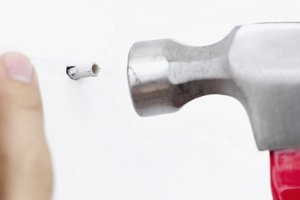 Utilizar las uñas como una herramienta puede causarles daño.