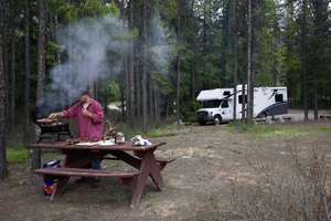 El campamento bajo los pinos en el borde Mogollon.